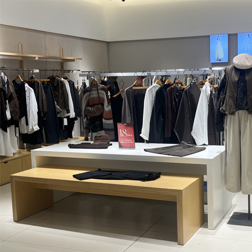 Display console table for garment retail shop